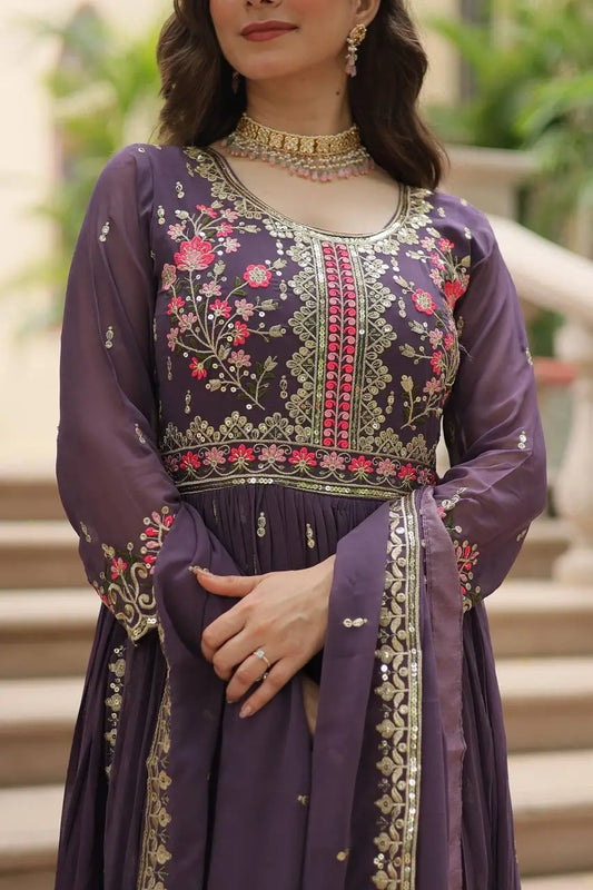 Robe Lavande en Georgette avec Broderies, Ouverture Latérale, Dupatta et Sharara