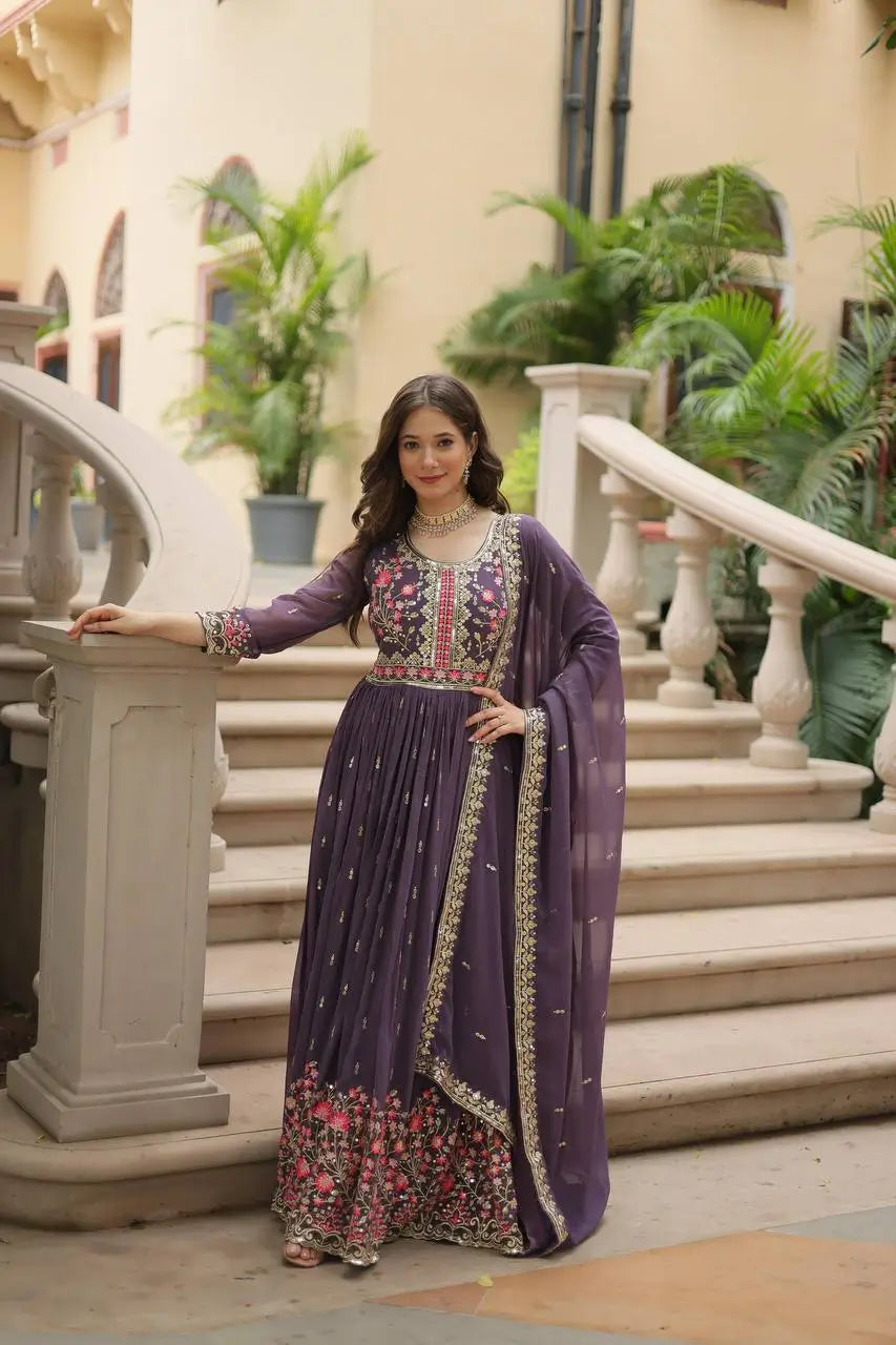 Robe Lavande en Georgette avec Broderies, Ouverture Latérale, Dupatta et Sharara