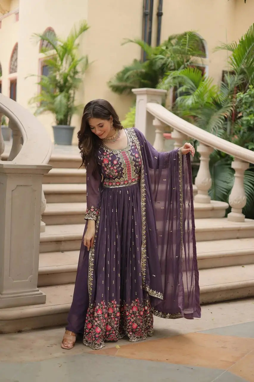 Robe Lavande en Georgette avec Broderies, Ouverture Latérale, Dupatta et Sharara