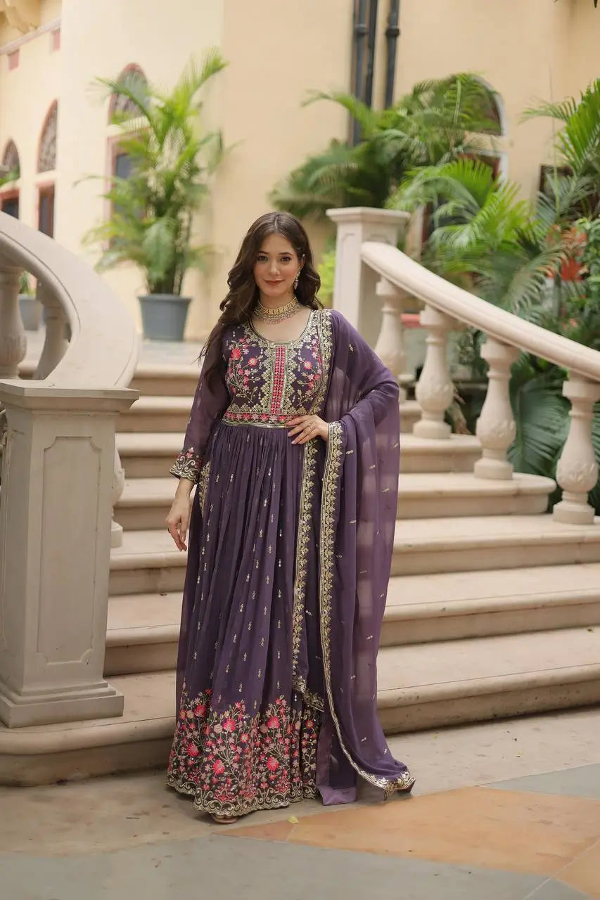 Robe Lavande en Georgette avec Broderies, Ouverture Latérale, Dupatta et Sharara