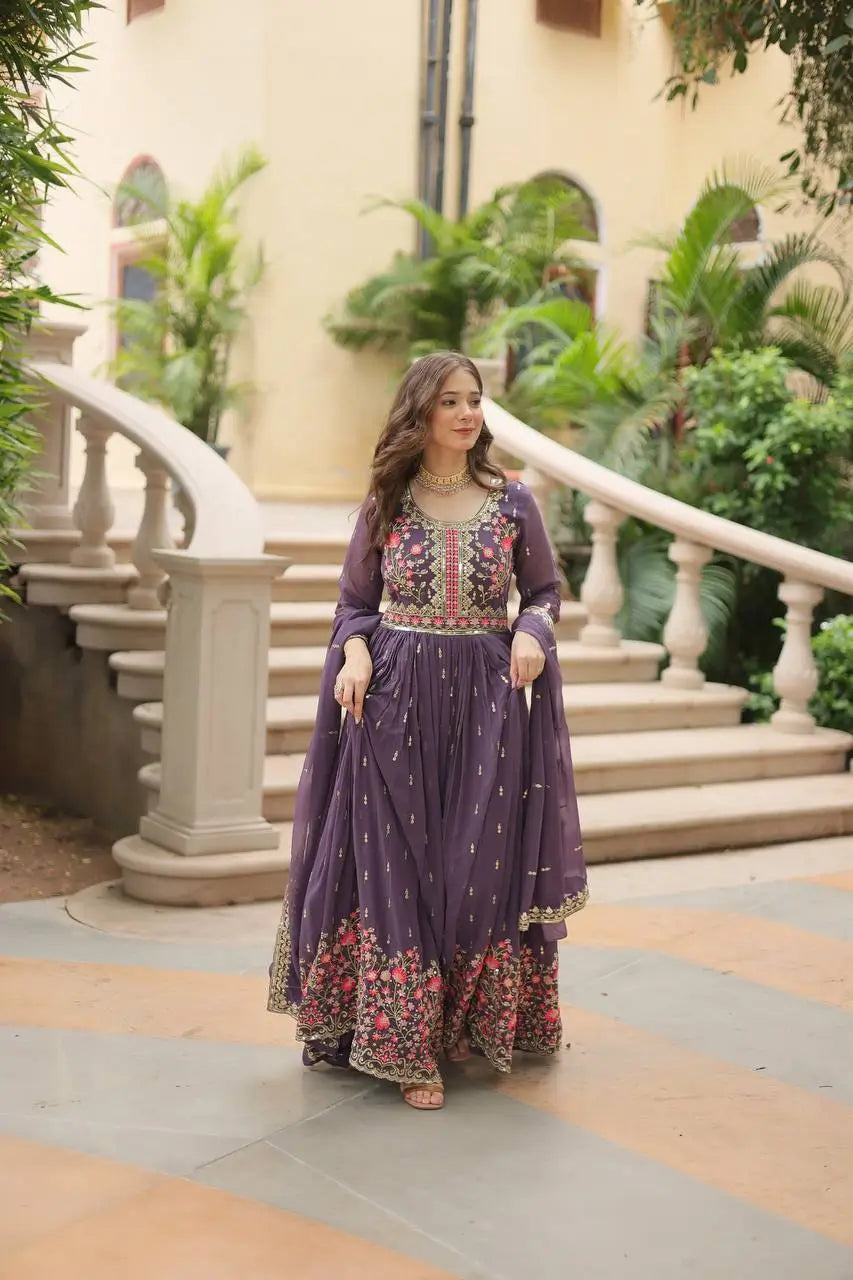 Robe Lavande en Georgette avec Broderies, Ouverture Latérale, Dupatta et Sharara