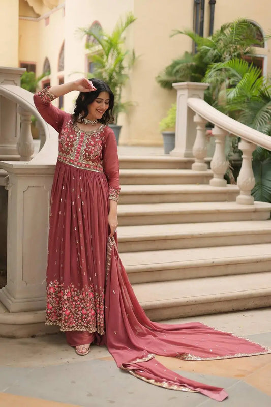 Robe fendue en georgette Rose Pâle avec broderie, dupatta et sharara assortis