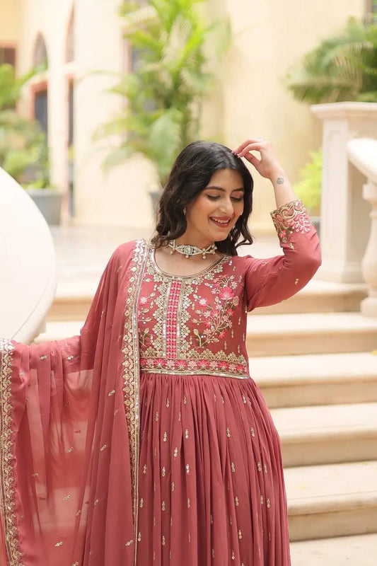 Robe fendue en georgette Rose Pâle avec broderie, dupatta et sharara assortis