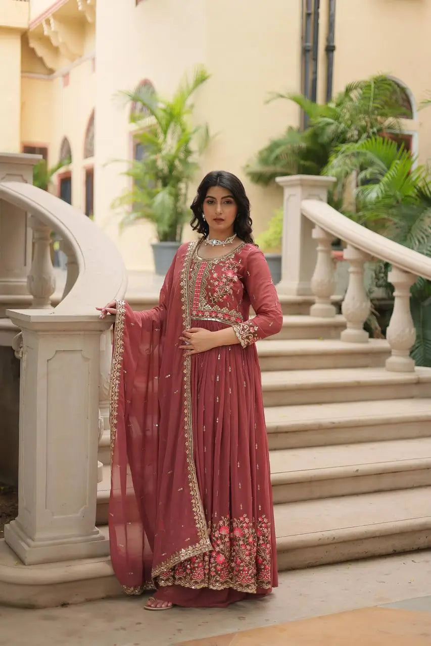 Robe fendue en georgette Rose Pâle avec broderie, dupatta et sharara assortis