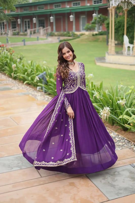 Robe en georgette violet foncé avec broderie Zari et sequins multiples, accompagnée d’un dupatta