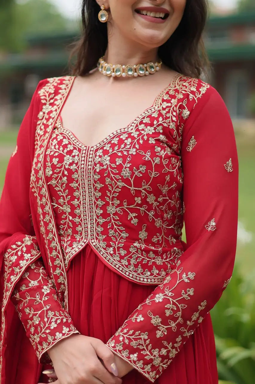 Robe Shiraz Rouge en Georgette avec Broderie Zari et Multi-Sequins et Dupatta