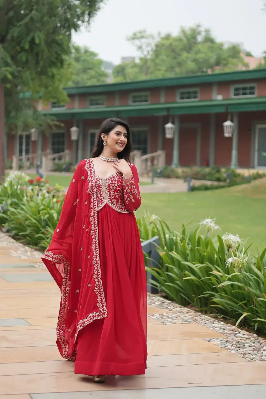 Robe Shiraz Rouge en Georgette avec Broderie Zari et Multi-Sequins et Dupatta