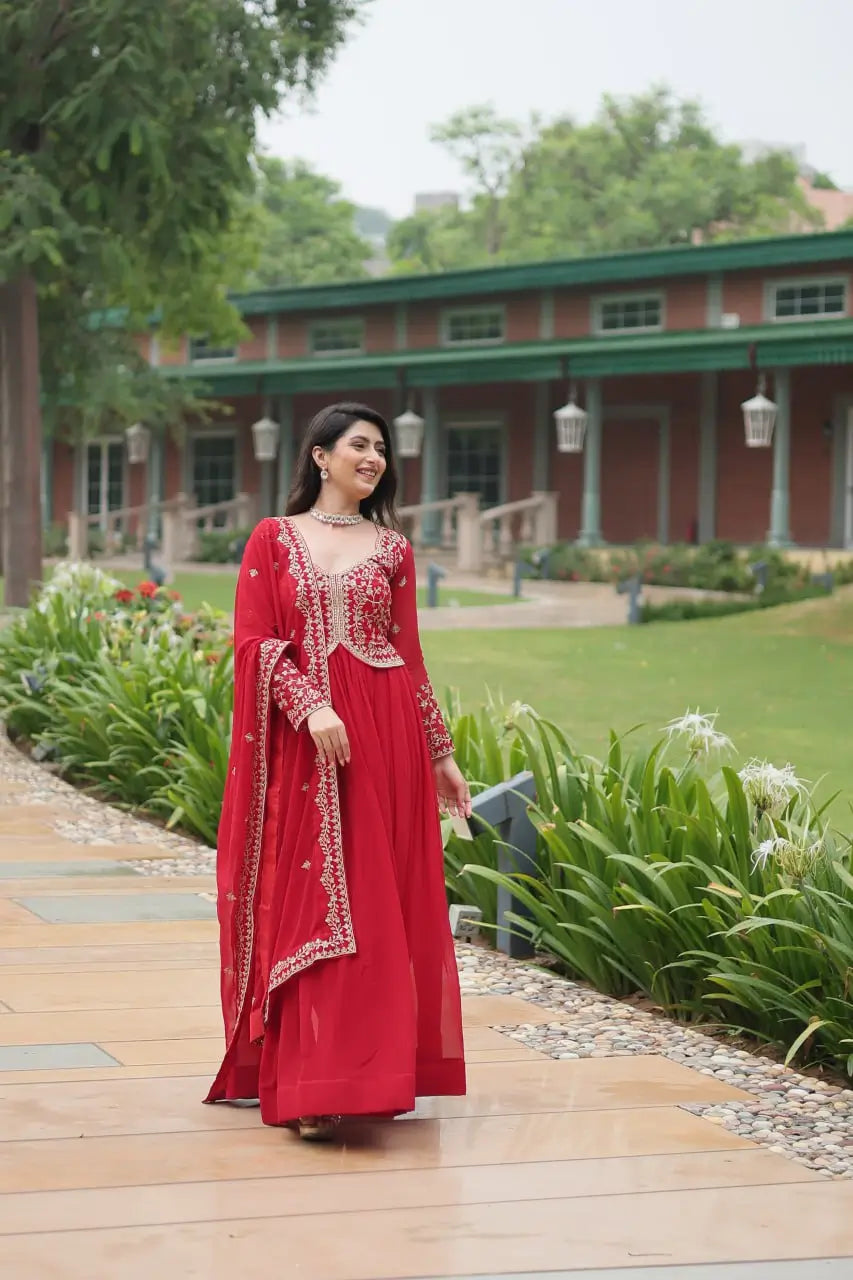 Robe Shiraz Rouge en Georgette avec Broderie Zari et Multi-Sequins et Dupatta