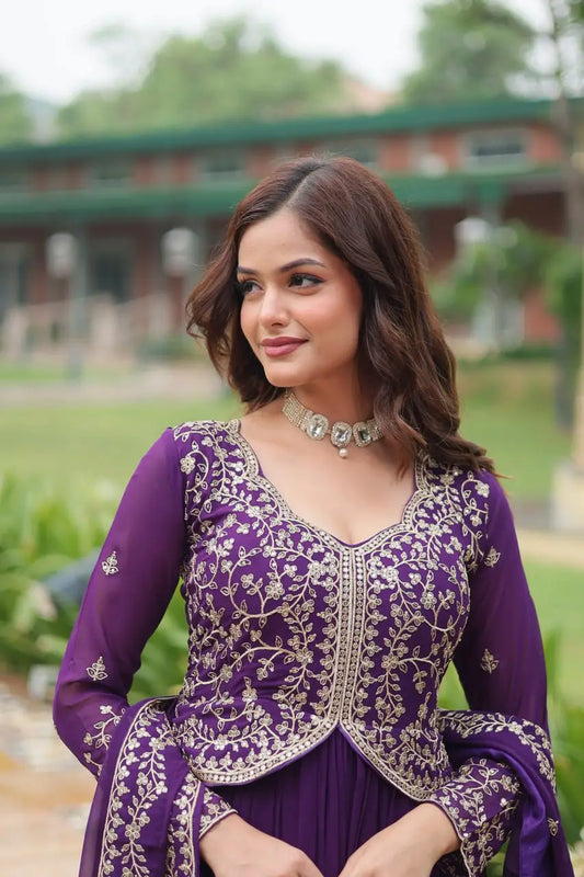 Robe en georgette violet foncé avec broderie Zari et sequins multiples, accompagnée d’un dupatta