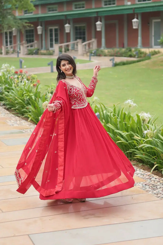 Robe Shiraz Rouge en Georgette avec Broderie Zari et Multi-Sequins et Dupatta