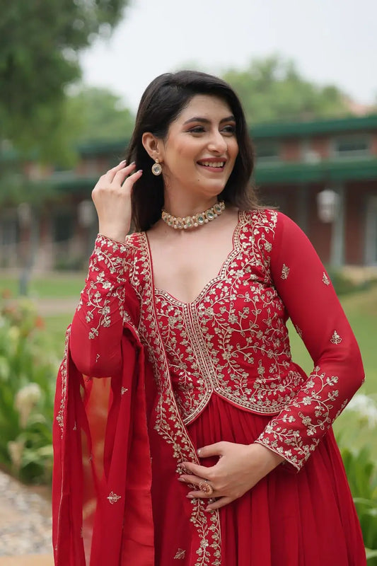 Robe Shiraz Rouge en Georgette avec Broderie Zari et Multi-Sequins et Dupatta