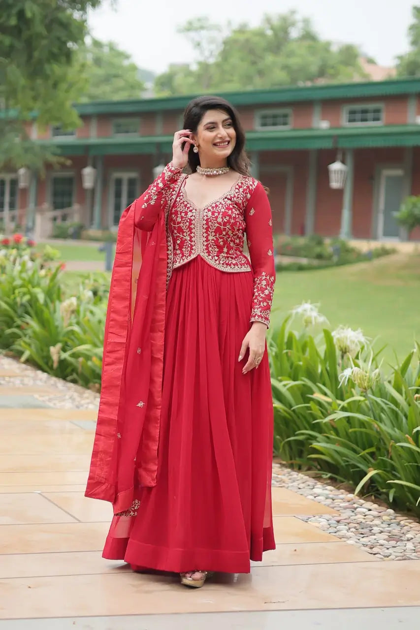 Robe Shiraz Rouge en Georgette avec Broderie Zari et Multi-Sequins et Dupatta