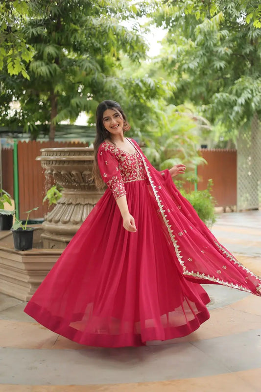 Robe rose avec broderie riche de sequins et dupatta