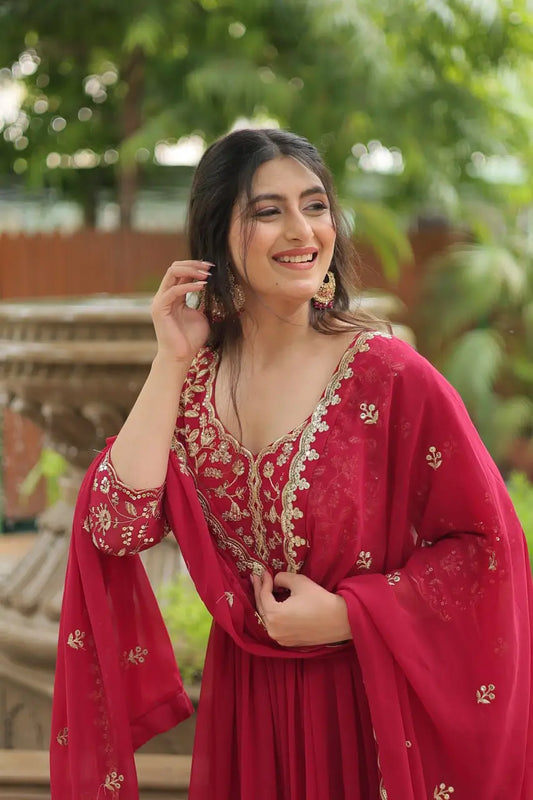Robe rose avec broderie riche de sequins et dupatta