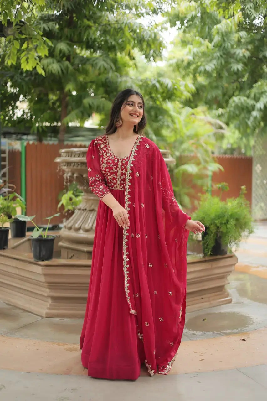 Robe rose avec broderie riche de sequins et dupatta