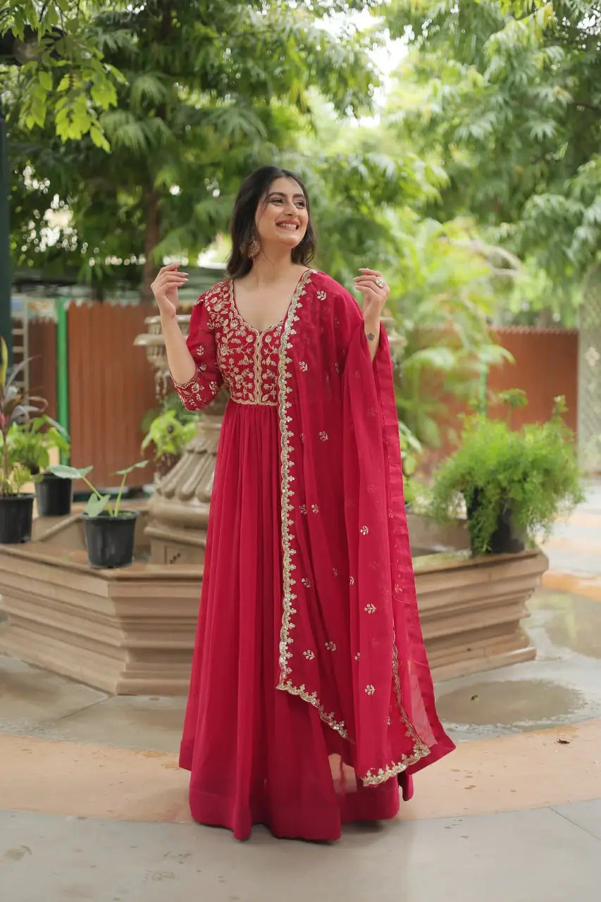 Robe rose avec broderie riche de sequins et dupatta