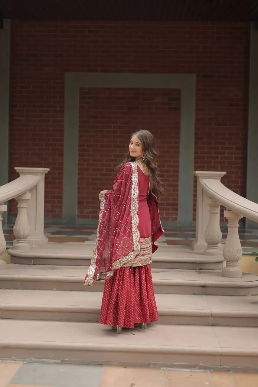 Ensemble Sharara en georgette bordeaux avec broderie en fil et sequins et dupatta assorti