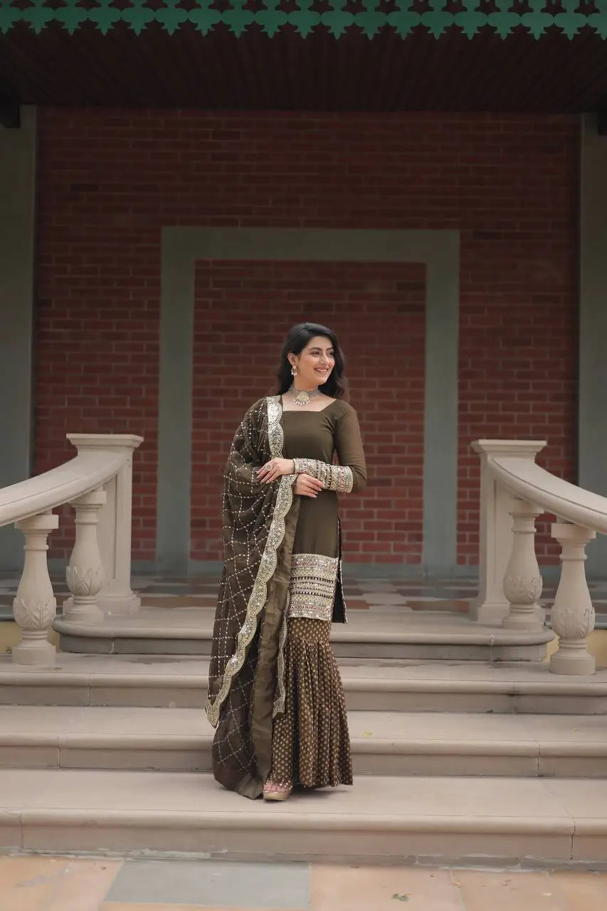 Ensemble Sharara vert henna en georgette avec broderie de fils et sequins, accompagné de son dupatta