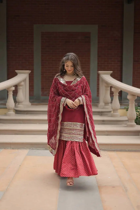 Ensemble Sharara en georgette bordeaux avec broderie en fil et sequins et dupatta assorti