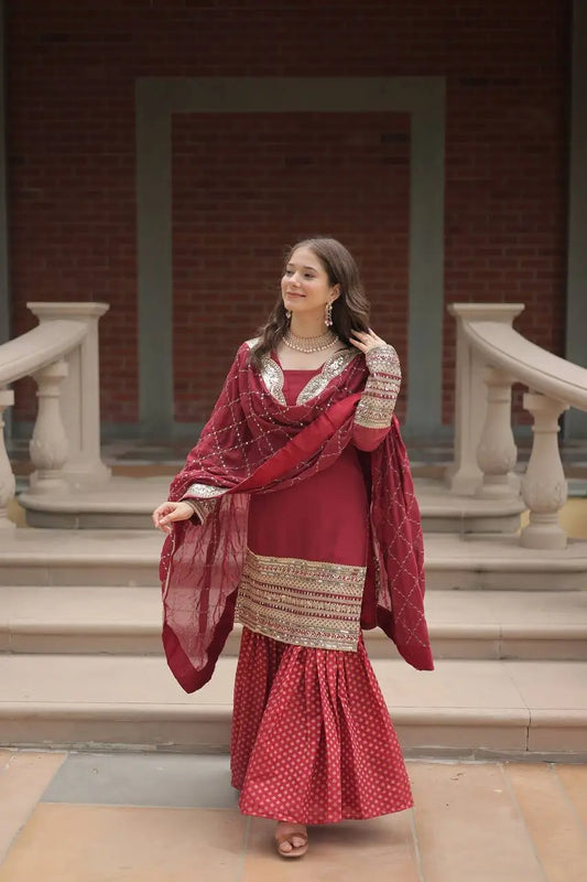 Ensemble Sharara en georgette bordeaux avec broderie en fil et sequins et dupatta assorti
