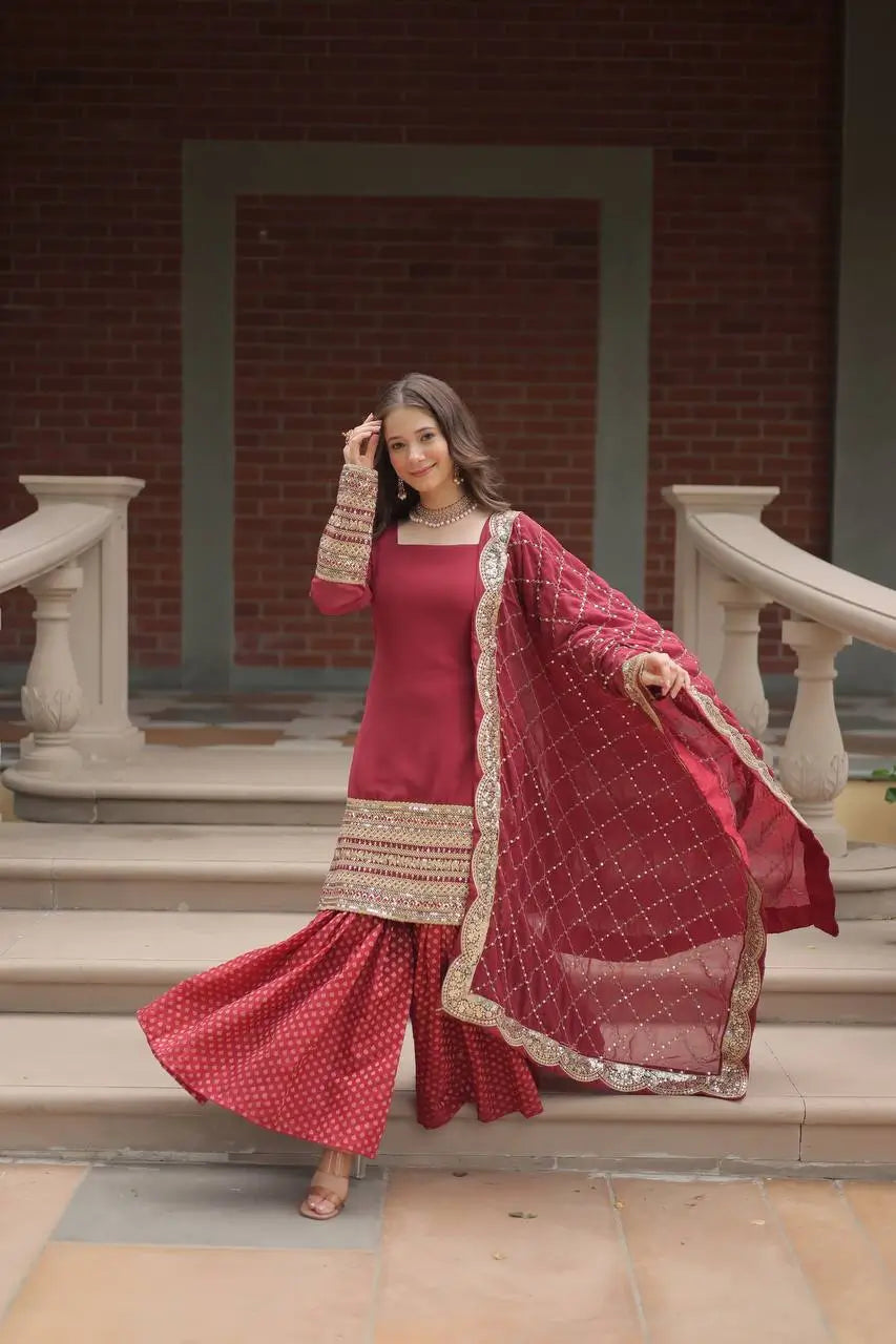 Ensemble Sharara en georgette bordeaux avec broderie en fil et sequins et dupatta assorti