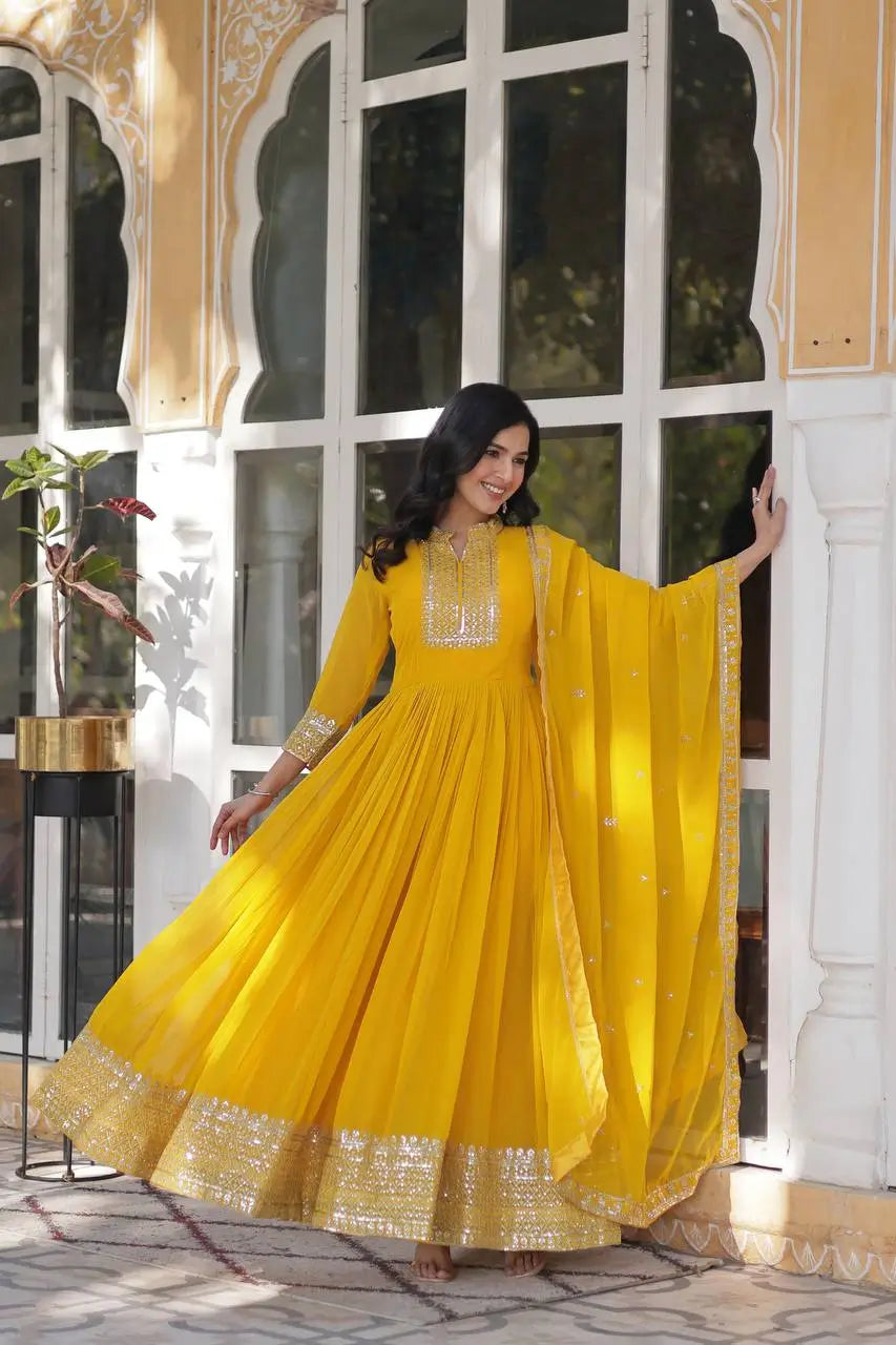 Robe longue en georgette jaune ocre avec riche broderie en sequins et dupatta assorti