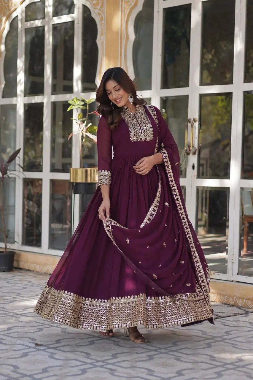 Robe Violet Raisin en Georgette avec Broderie Riche en Sequins et Dupatta