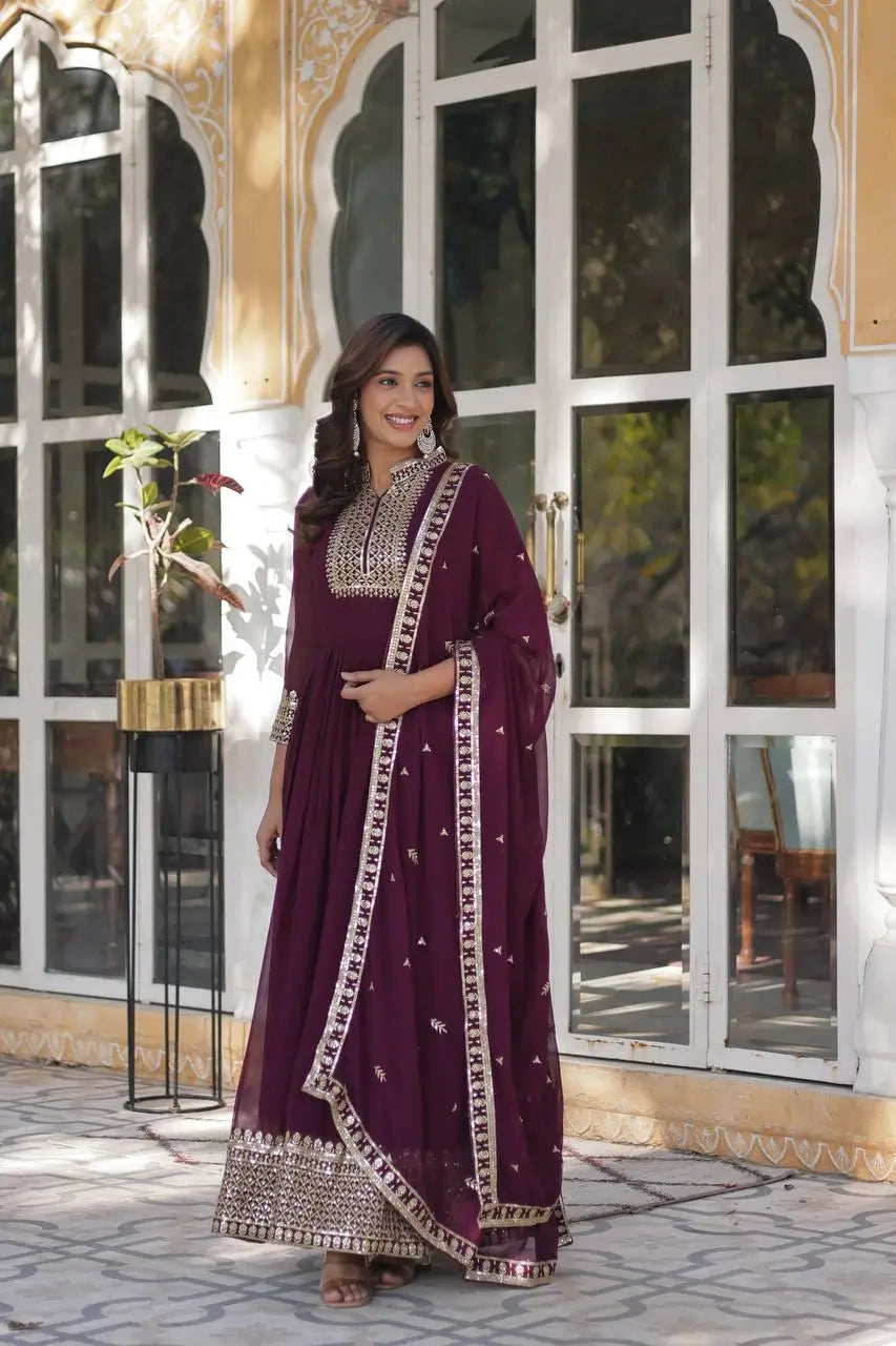 Robe Violet Raisin en Georgette avec Broderie Riche en Sequins et Dupatta