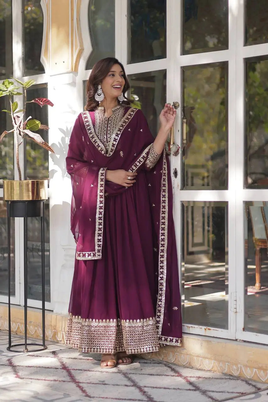 Robe Violet Raisin en Georgette avec Broderie Riche en Sequins et Dupatta