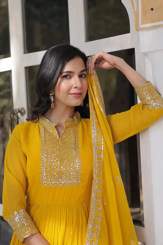 Robe longue en georgette jaune ocre avec riche broderie en sequins et dupatta assorti