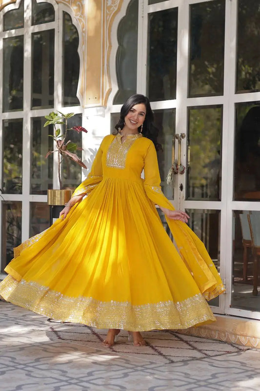 Robe longue en georgette jaune ocre avec riche broderie en sequins et dupatta assorti