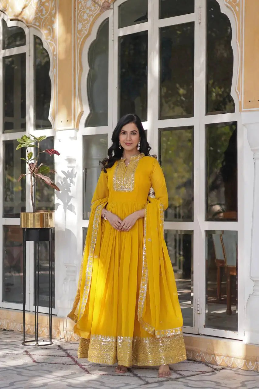 Robe longue en georgette jaune ocre avec riche broderie en sequins et dupatta assorti