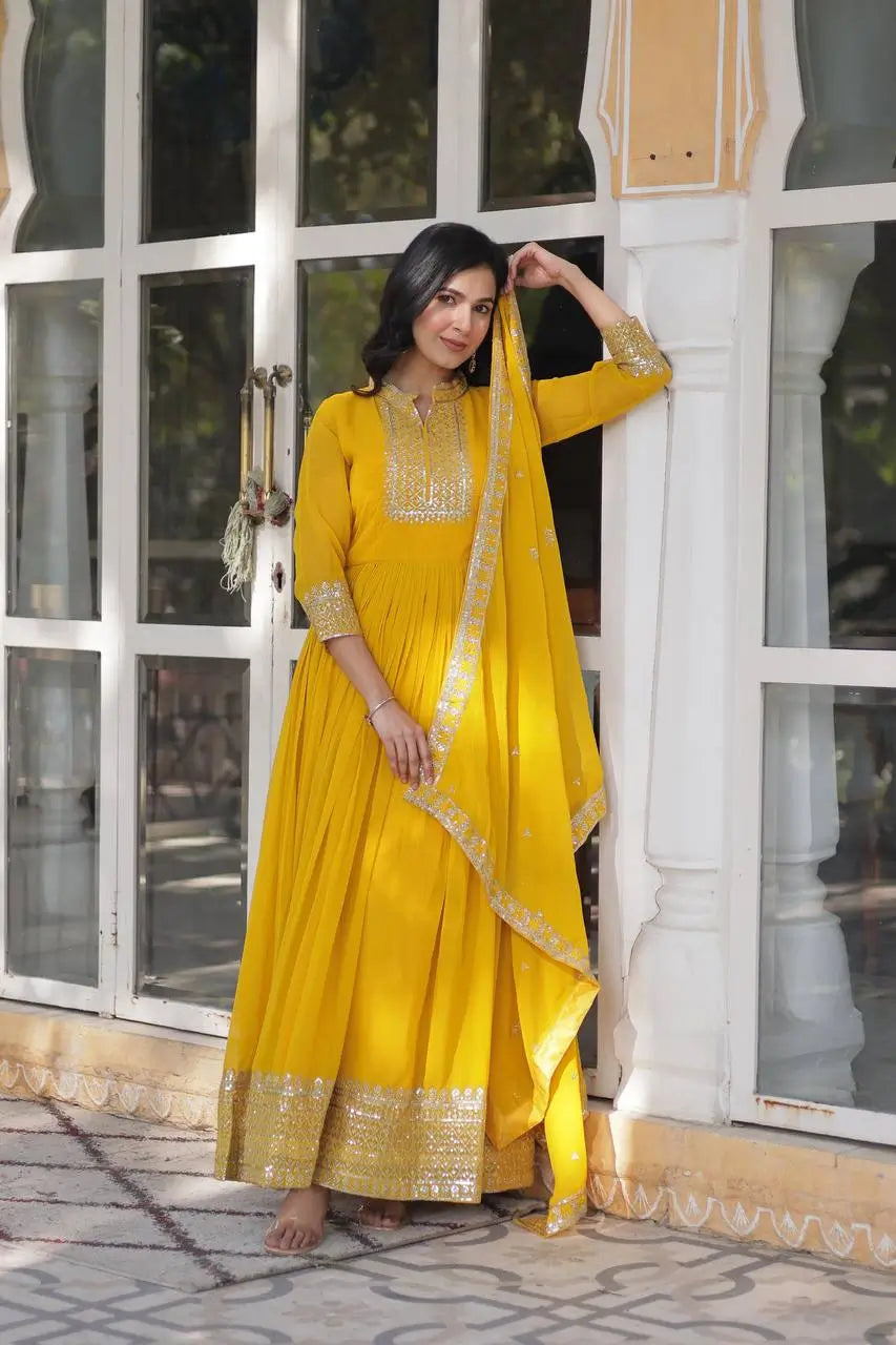 Robe longue en georgette jaune ocre avec riche broderie en sequins et dupatta assorti
