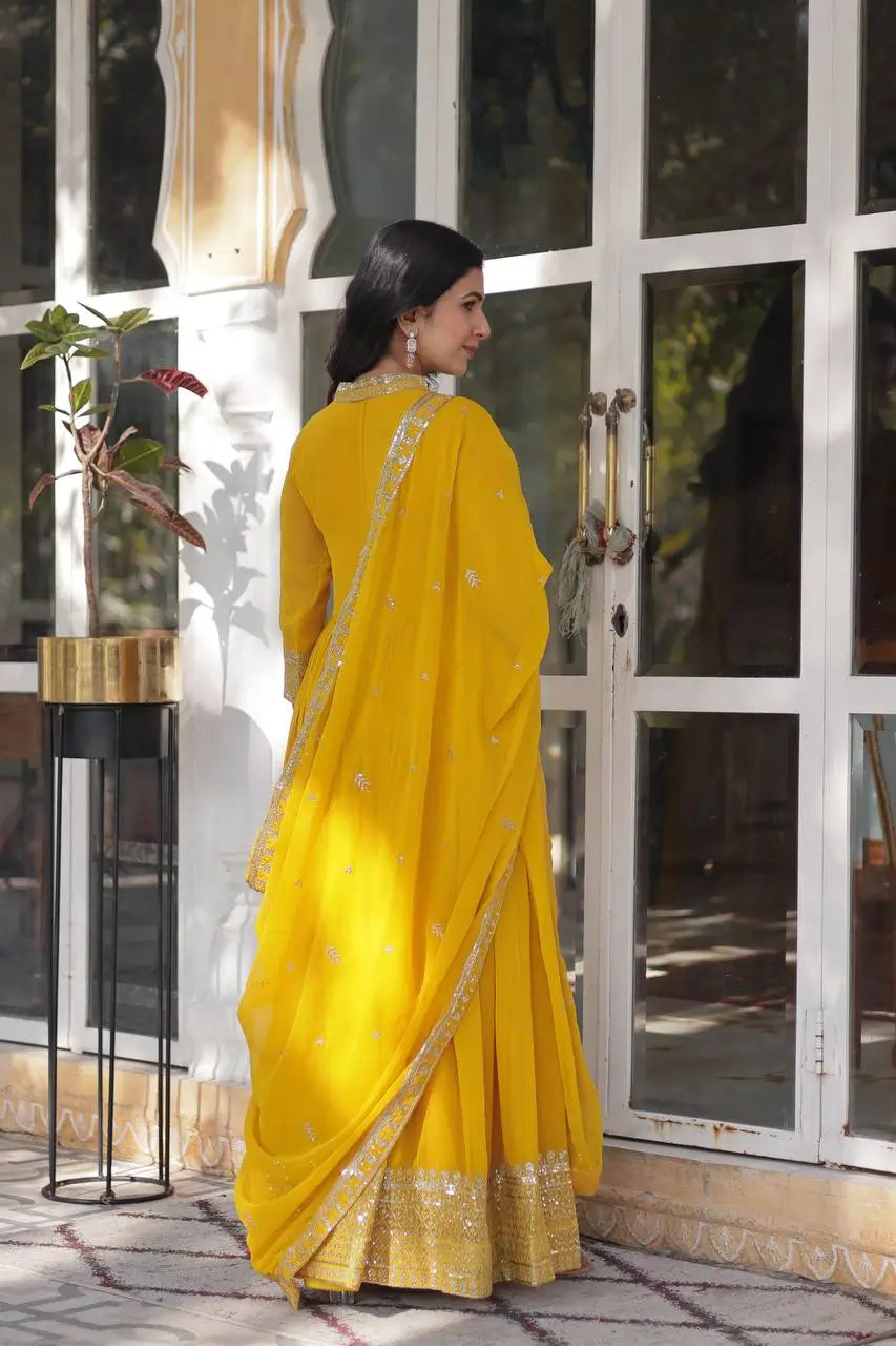Robe longue en georgette jaune ocre avec riche broderie en sequins et dupatta assorti