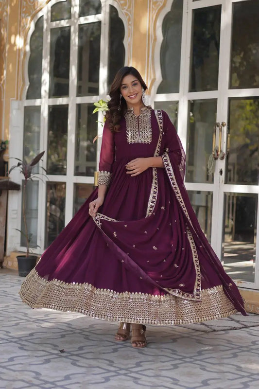 Robe Violet Raisin en Georgette avec Broderie Riche en Sequins et Dupatta