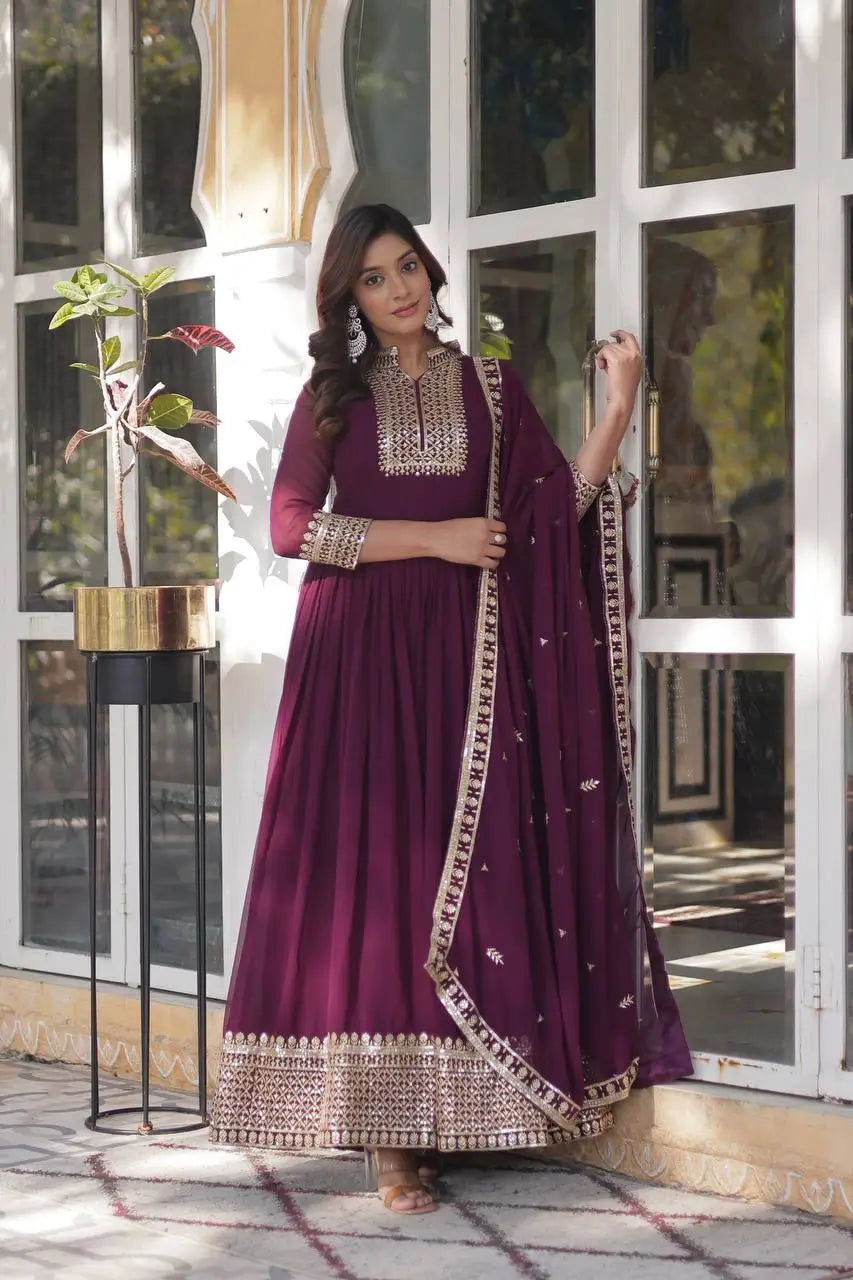 Robe Violet Raisin en Georgette avec Broderie Riche en Sequins et Dupatta