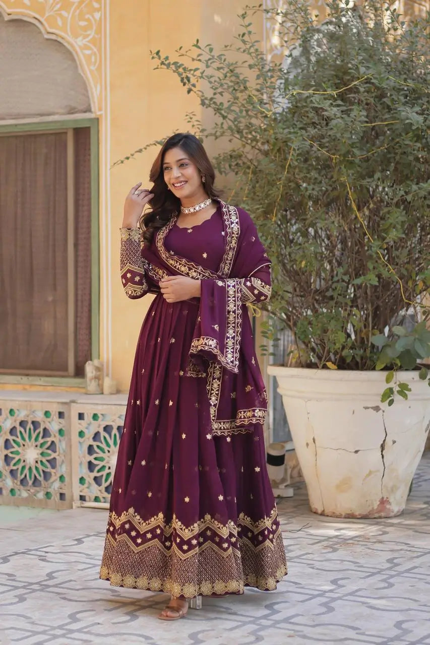 Robe Longue Violet | Georgette Évasée avec Voile Brodé en dentelle raffinée