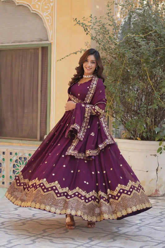 Robe Longue Violet | Georgette Évasée avec Voile Brodé en dentelle raffinée