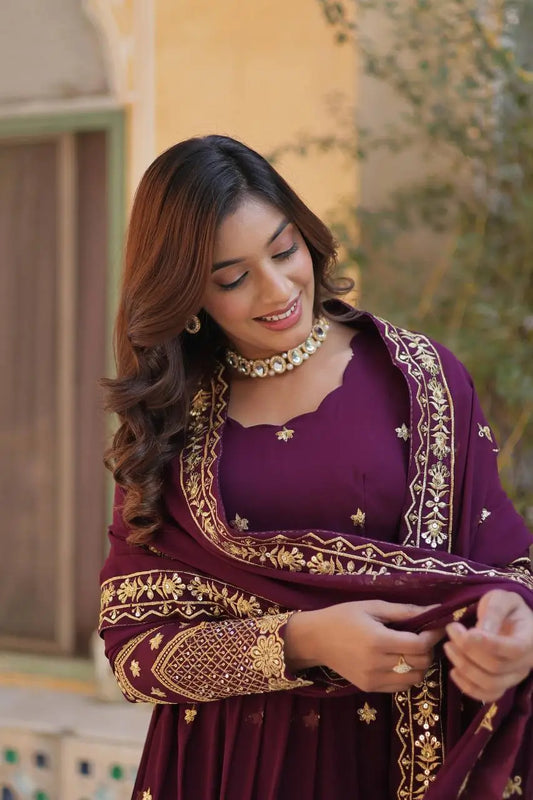 Robe Longue Violet | Georgette Évasée avec Voile Brodé en dentelle raffinée