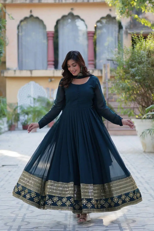 Robe en georgette bleu sarcelle foncé avec broderie multicolore en sequins et dupatta assorti