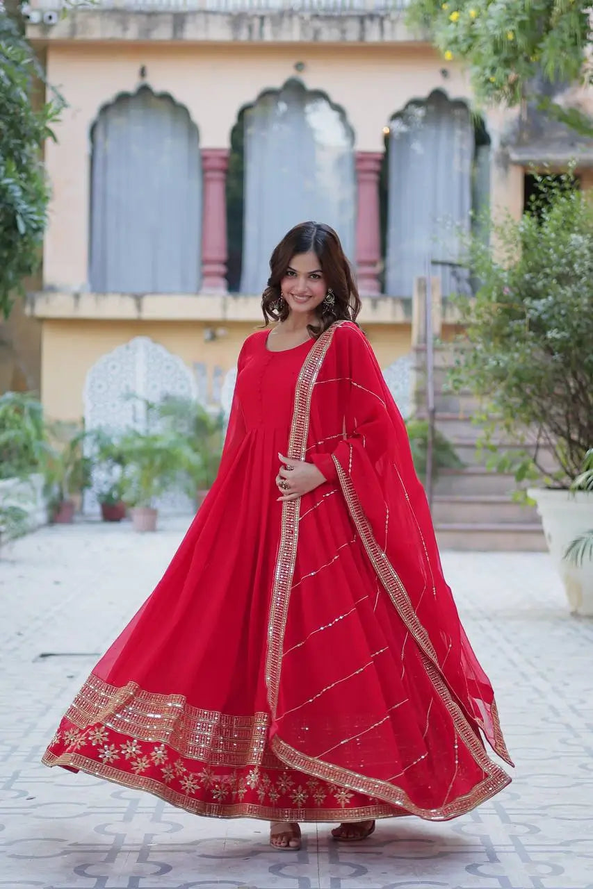 Robe en georgette rouge vif avec broderie multisequins et dupatta assorti