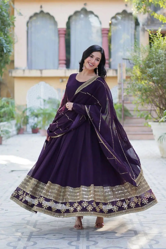 Robe Georgette Violet Raisin Foncé avec Broderie Multi-Sequins et Dupatta assorti
