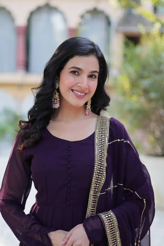 Robe Georgette Violet Raisin Foncé avec Broderie Multi-Sequins et Dupatta assorti