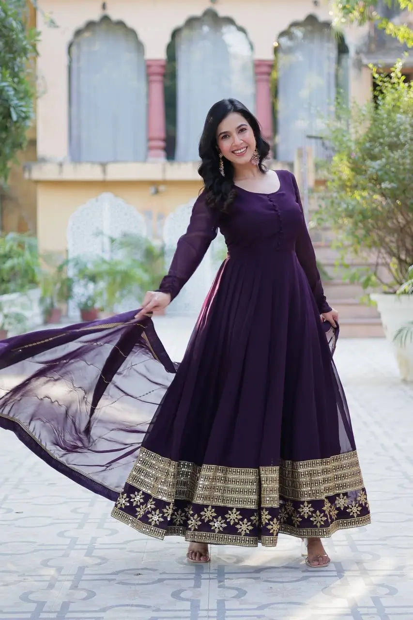 Robe Georgette Violet Raisin Foncé avec Broderie Multi-Sequins et Dupatta assorti