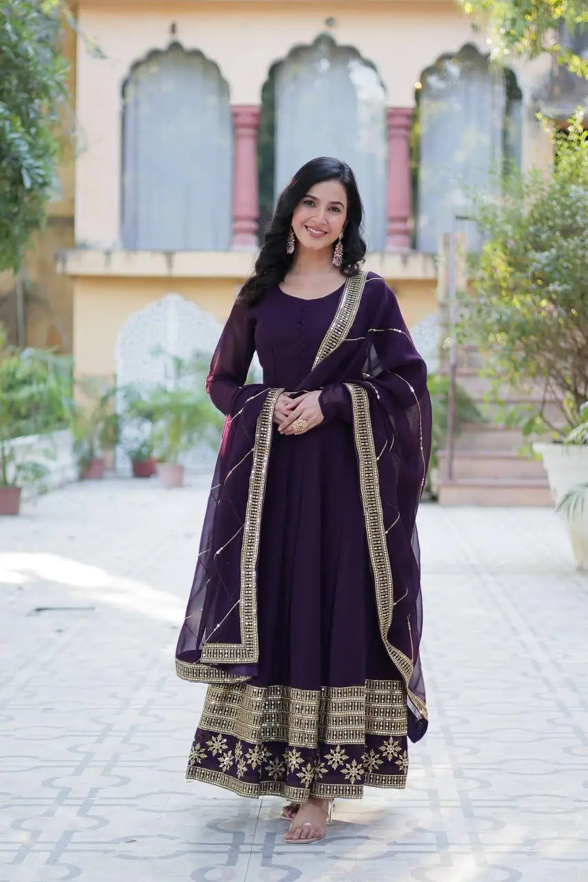 Robe Georgette Violet Raisin Foncé avec Broderie Multi-Sequins et Dupatta assorti