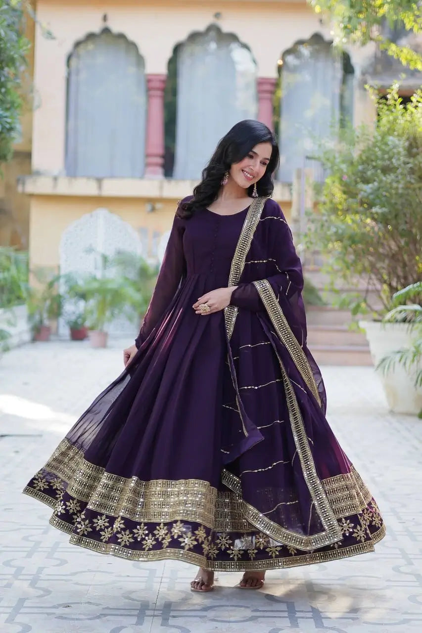 Robe Georgette Violet Raisin Foncé avec Broderie Multi-Sequins et Dupatta assorti
