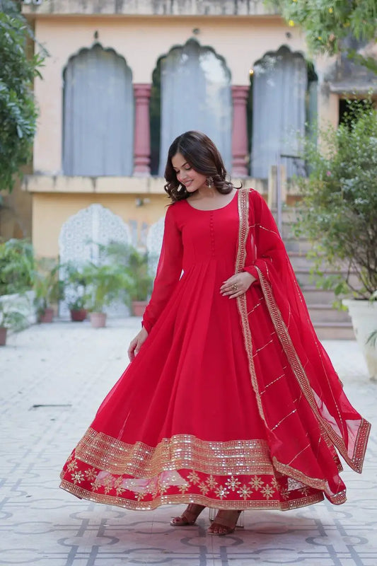 Robe en georgette rouge vif avec broderie multisequins et dupatta assorti