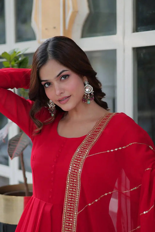 Robe en georgette rouge vif avec broderie multisequins et dupatta assorti