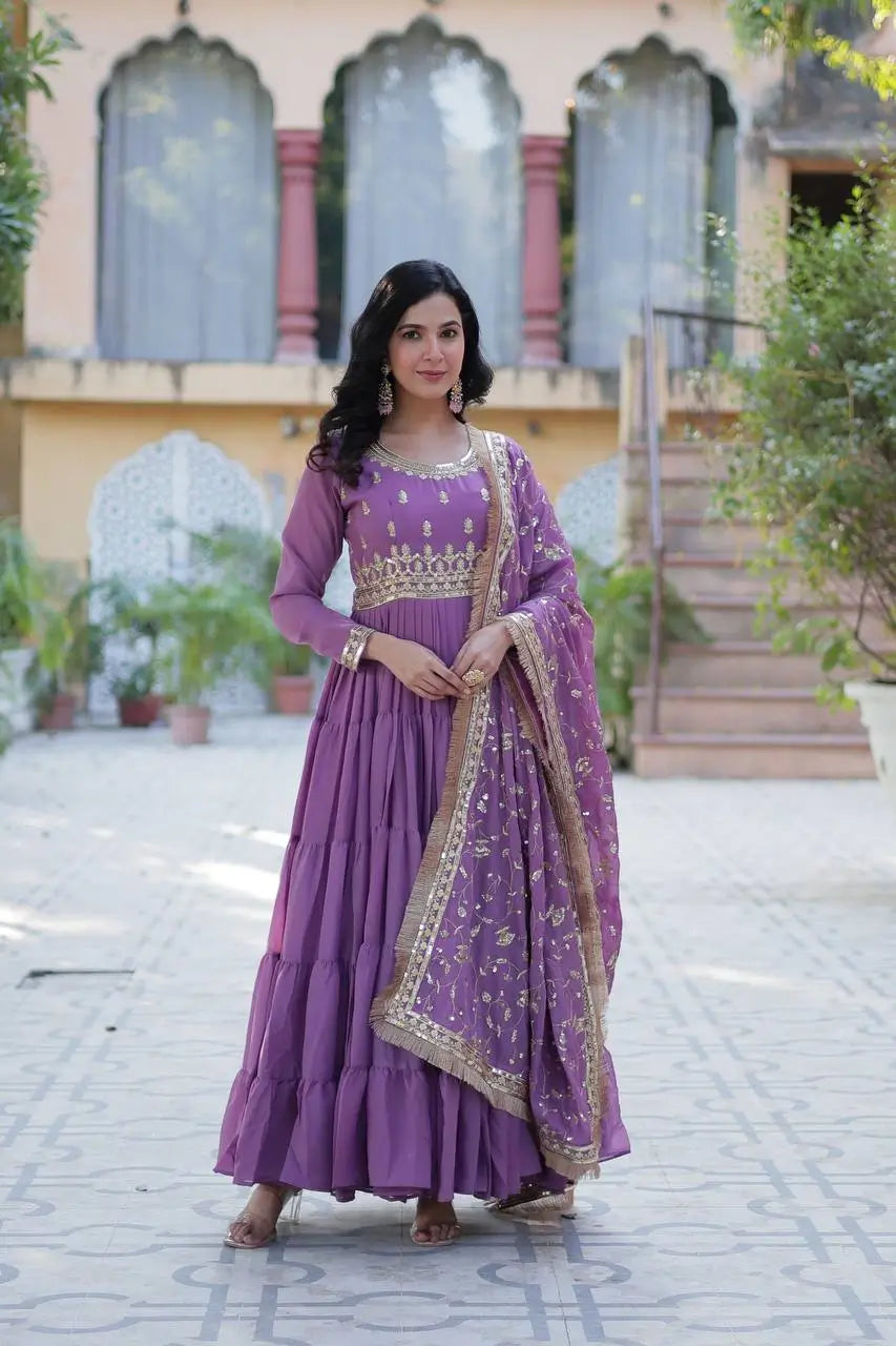 Robe longue entièrement évasée en georgette violet lavande foncée avec broderie, accompagnée d’un lourd dupatta