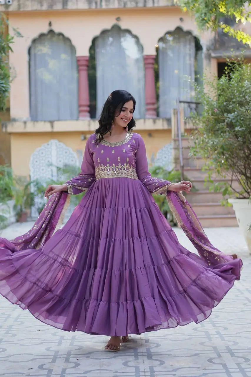 Robe longue entièrement évasée en georgette violet lavande foncée avec broderie, accompagnée d’un lourd dupatta